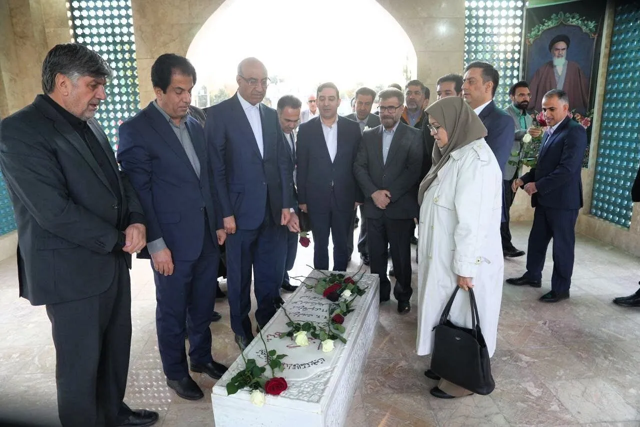 معاون رئیس‌جمهور به شهدای استان کرمانشاه ادای احترام کرد