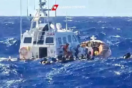 مرگ ۴۱ نفر بر اثر غرق شدن قایق مهاجران در آب‌های ایتالیا