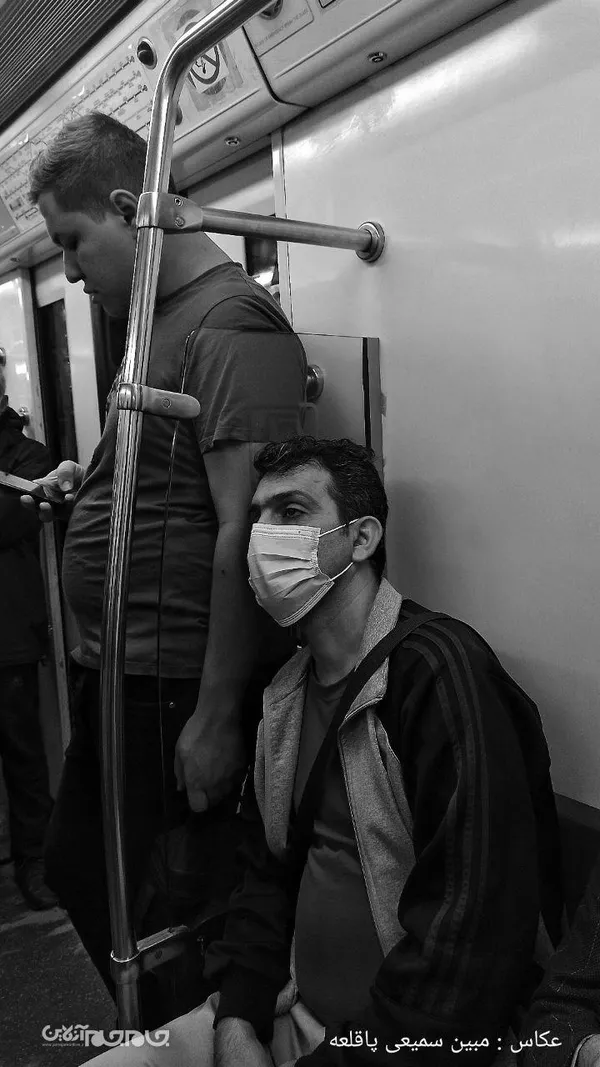 "مترو، جایی که هزاران داستان بی&zwnj;صدا روایت می&zwnj;شوند. این مجموعه، برشی از لحظات بی&zwnj;نقاب مردم است؛ همان&zwnj;طور که هستند، در میان روزمرگی&zwnj;ها و عبورهایشان. قاب&zwnj;هایی ساده، اما پر از جزئیاتی که شاید در شتاب روزانه گم شوند."