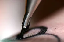 هشدار سازمان غذا و دارو درباره پیامدهای پنهان تتو و آرایش دائمی