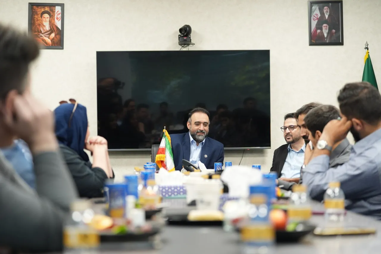 آئین تجلیل از خبرنگاران در مجتمع مهوا آئین تجلیل از خبرنگاران در مجتمع مهوا