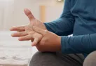 کدام داروها باعث سفتی صبحگاهی دست‌ها می‌شوند؟ | از استاتین‌ها تا برخی آنتی‌بیوتیک‌ها