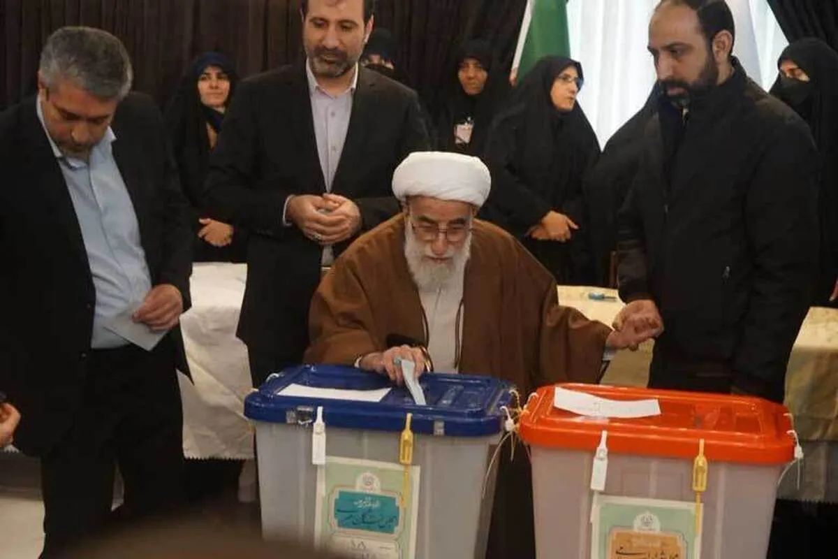 ملت بزرگ ایران از سال‌های دور به کوری چشم دشمنان پای انقلاب ایستاده‌اند