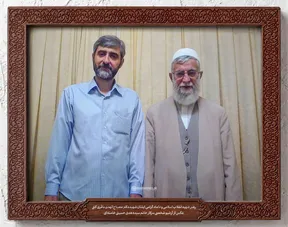 تصویری از شهید مصباح‌الهدی باقری در کنار رهبر شهید انقلاب اسلامی