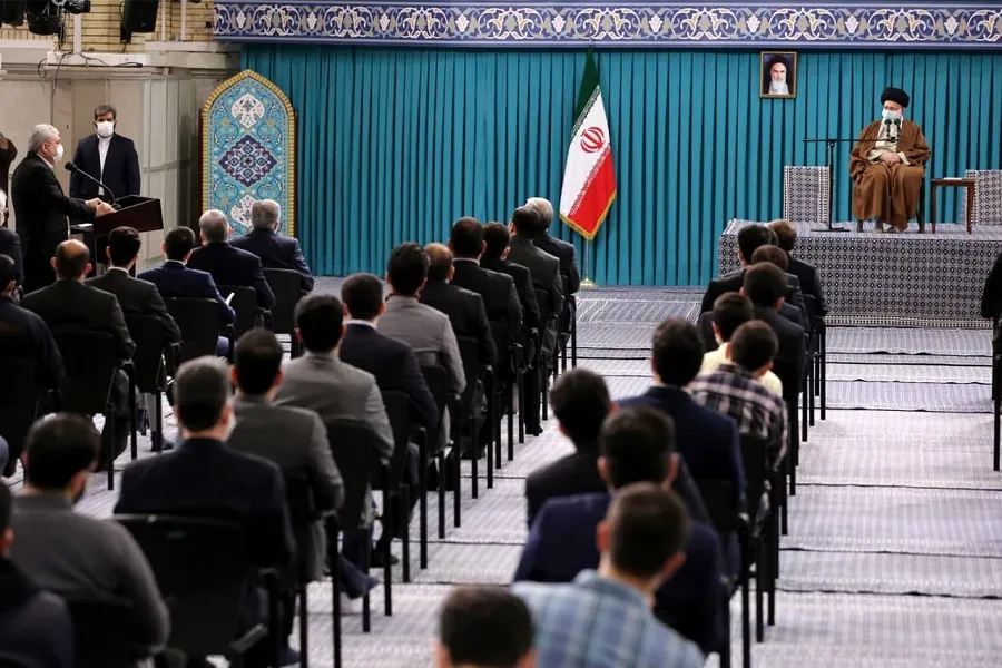 رهبر انقلاب در دیدار نخبگان و استعداد‌های برتر علمی: ‌می‌توان برای همه مشکلات کشور راه‌حل علمی پیدا کرد