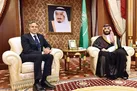 دست بسته و دهان باز!
