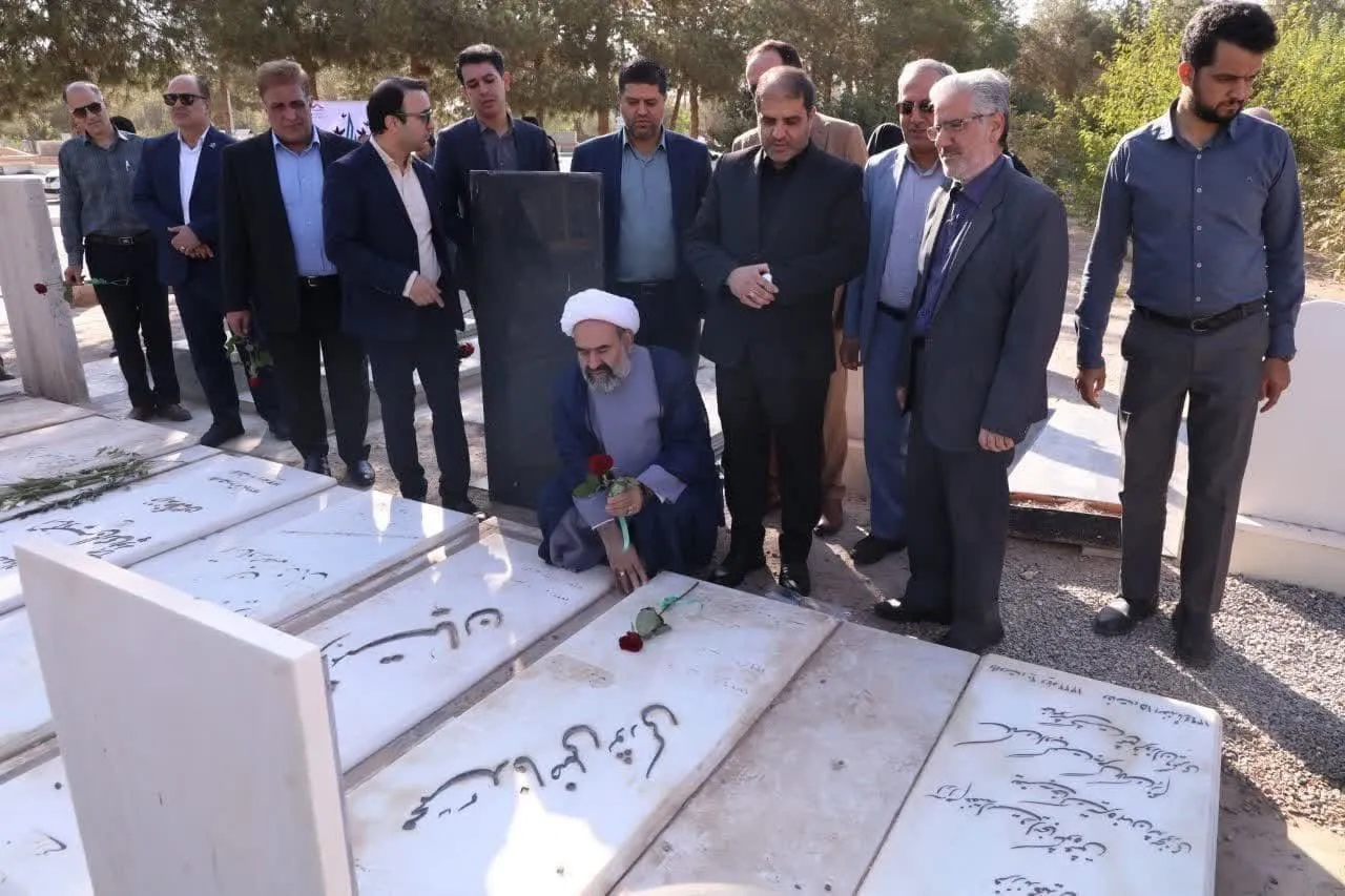 ادای احترام مدیرکل فرهنگ و ارشاد اسلامی استان یزد به مقام شامخ شهدای رسانه در هفته خبرنگار