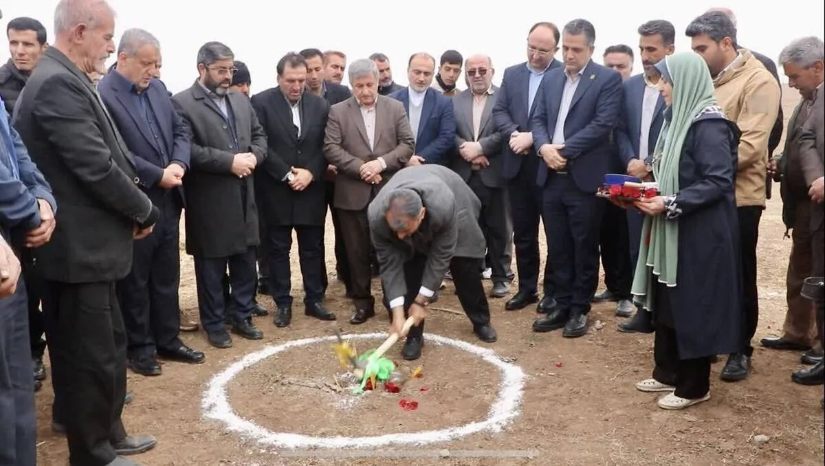 مراسم کلنگ‌زنی مدرسه ۱۲ کلاسه روستای خرمدشت