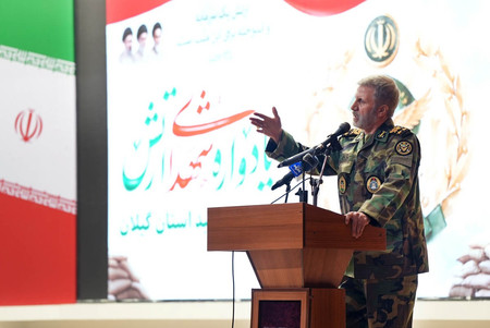 فرمانده کل ارتش: مقتدرانه در برابر دشمنان ایستاده‌ایم
