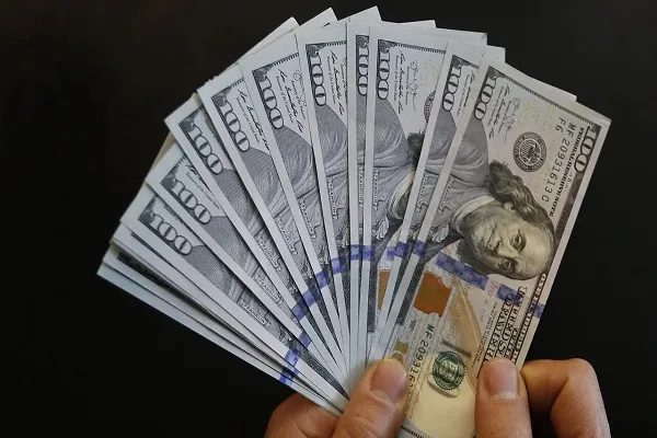 رشد قیمت دلار در برابر کاهش نرخ یورو در صرافی‌های بانکی