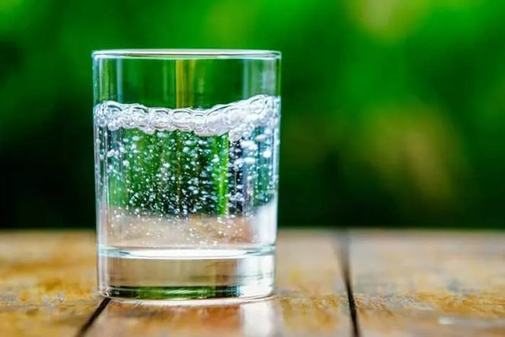 خواص آب گازدار بیشتر است یا مضرات آن؟