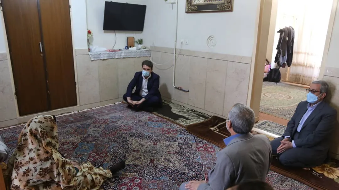 حضور در بین خانواده شهداء مایه برکت وعزت است
