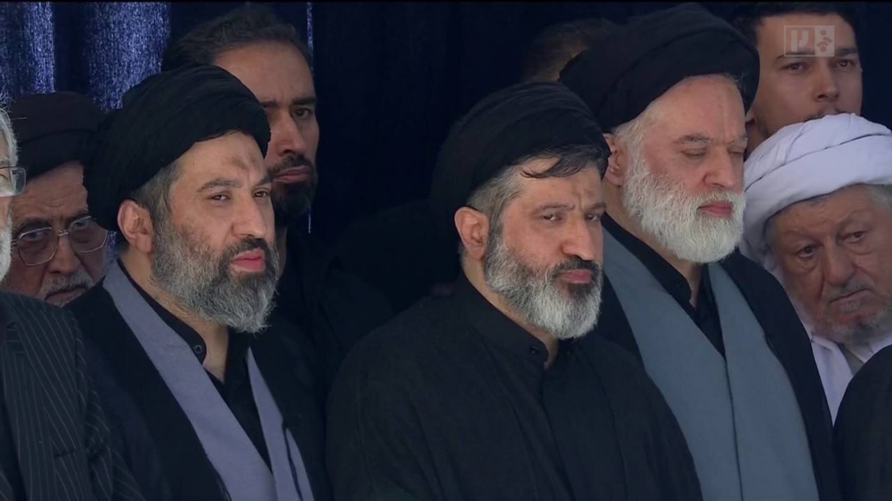 اشک و دلدادگی در آیین اقامه نماز بر پیکر امام مجاهد شهید