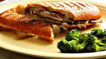 طرز تهیه پنینی مرغ و قارچ