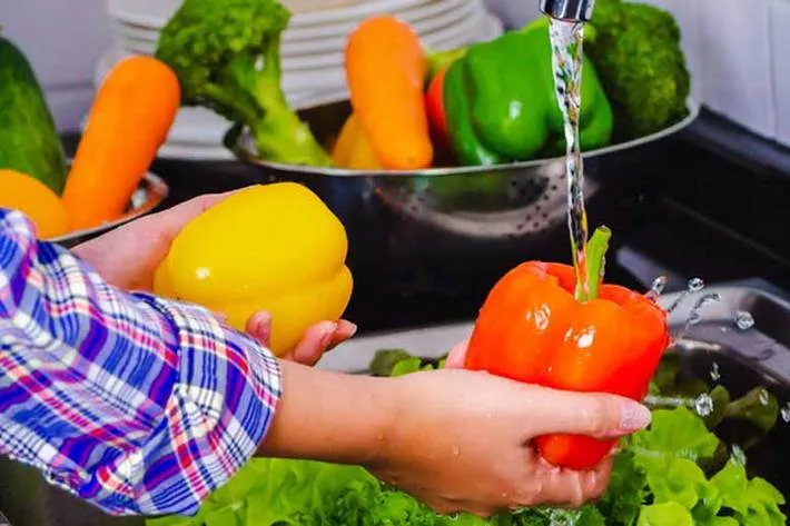 نحوه صحیح شست‌وشوی میوه و سبزی در روزهای کرونایی