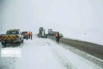 برف و کولاک برخی جاده‌های خراسان‌ رضوی را بست