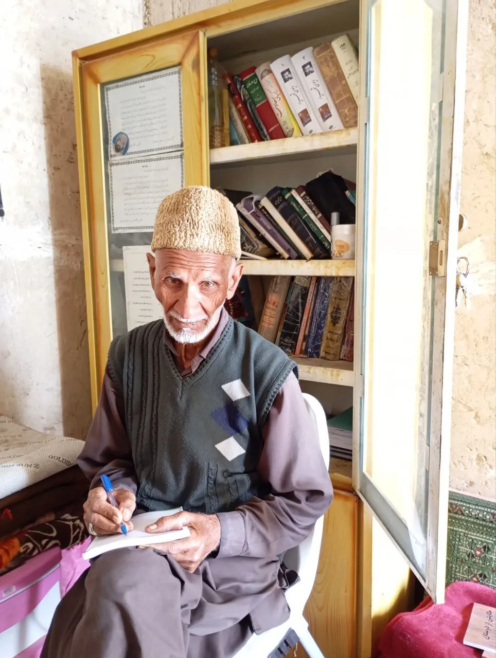 نگارش ۵ کتاب با وجود سواد اندک