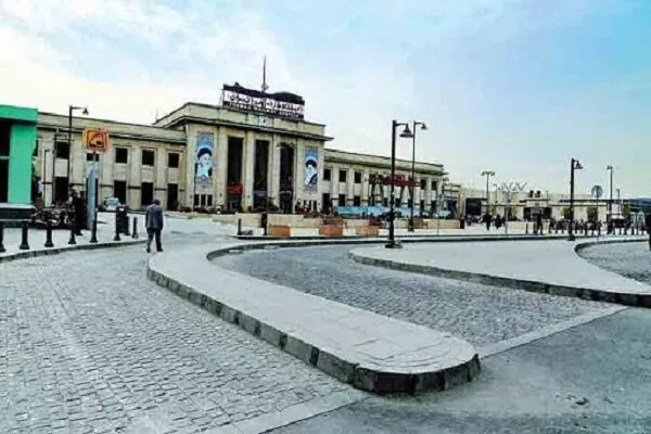 برخورد قطار مسافربری با سکو در میدان راه آهن | ۳ نفر مصدوم شدند