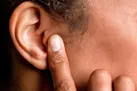 چرا گوش سمت راستم مدام درد می گیرد؟