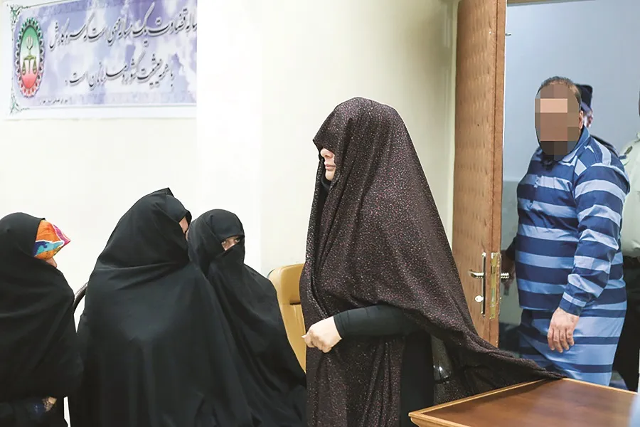 چادر، لباس زندانی نیست