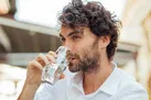 قبل از دریافت واکسن کرونا باید آب بنوشید