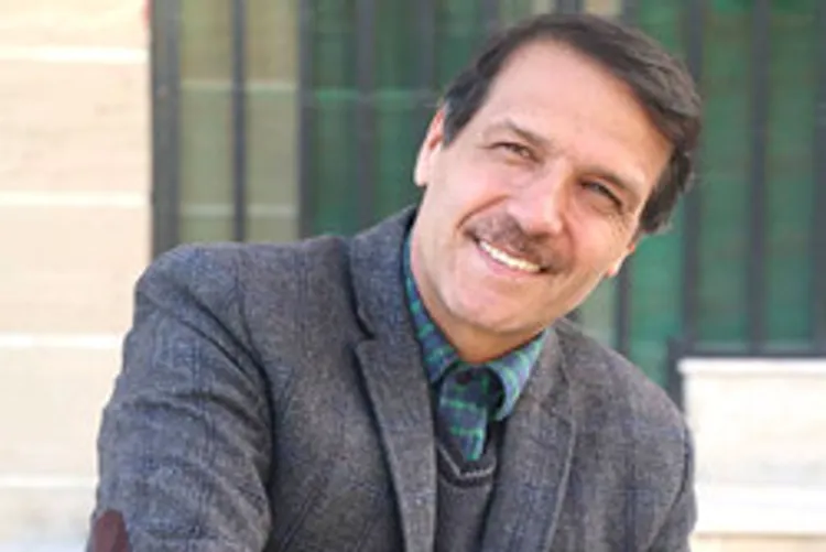 شعر آیینی؛ زبان بیداری و کنش اجتماعی