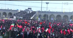 ببینید | پرچم‌های خونخواهی در دستان مردمی داغدیده که در سوگ مراد خود نشسته‌اند