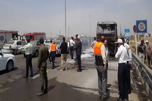 آتش سوزی اتوبوس مسافربری در آزادراه تهران_ قم (+عکس)