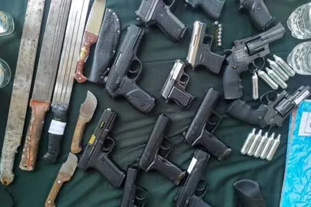انهدام باند قاچاق سلاح در لرستان / کشف ۱۶۳ قبضه سلاح و دستگیری ۱۵ نفر