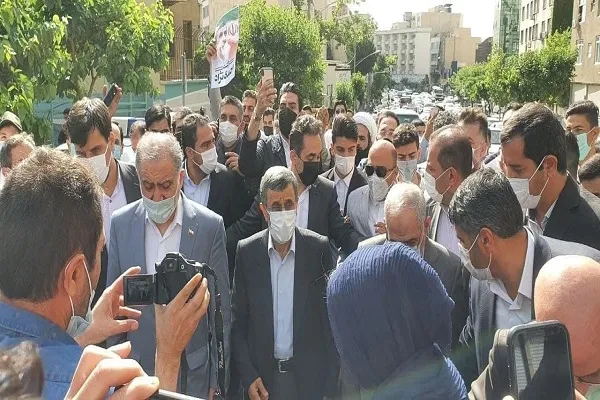 احمدی نژاد برای ثبت‌نام به وزارت کشور رفت