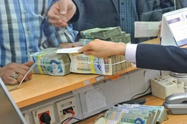چرا بانک‌ها برای پرداخت وام به کارکنانشان منابع دارند، برای مردم خیر؟