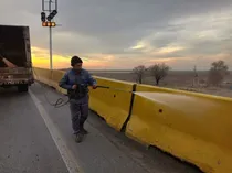 شست‌ وشوی نیوجرسی‌های پل خلیج‌فارس در آستانه اجرای عملیات رنگ‌آمیزی