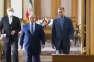 وزیر خارجه: نه به زیاده خواهی‌ها توجه داریم و نه از خطوط قرمزمان عقب می‌نشینیم