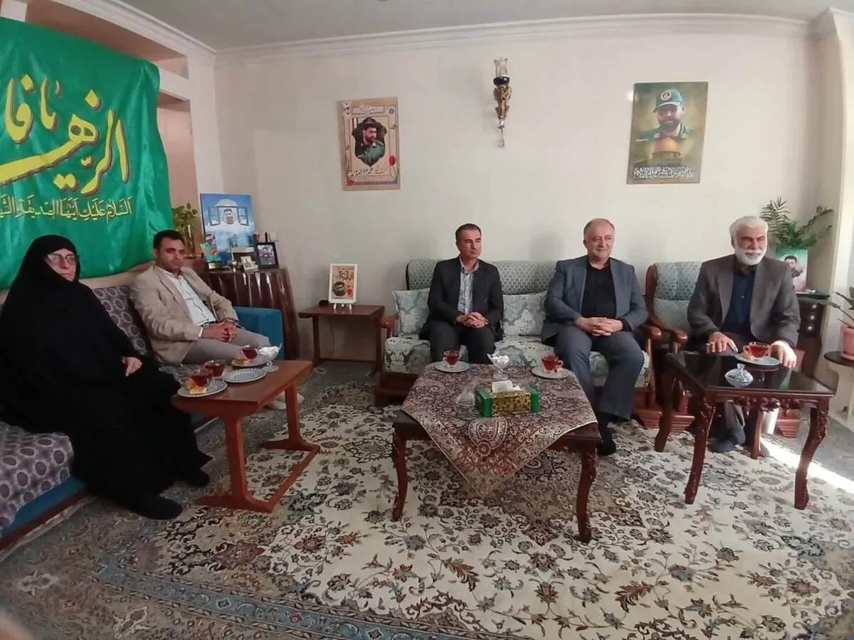 دیدار فرماندار ویژه کرج با خانواده شهید علی جوادی‌پور