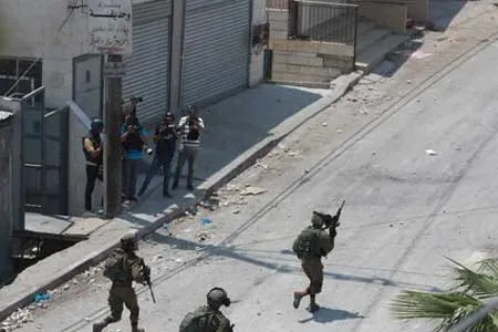 بازداشت ۱۱ فلسطینی در یورش صهیونیست‌ها به کرانه باختری