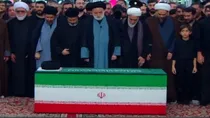 ببینید | فیلم کامل اقامه نماز بر پیکر «آقای شهید ایران» و مرجع عالیقدر شیعیان جهان حضرت آیت‌الله العظمی سیّدعلی حسینی خامنه‌ای اعلی‌الله‌مقامه توسط آیت‌الله حاج سیّدمصطفی حسینی خامنه‌ای فرزند ارشد رهبر شهید انقلاب در حرم مطهر امام رضا علیه‌السلام