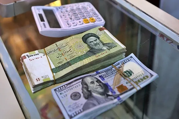 قیمت دلار ۱۹ مهرماه ۱۳۹۹ به ۲۹۸۰۰ تومان رسید