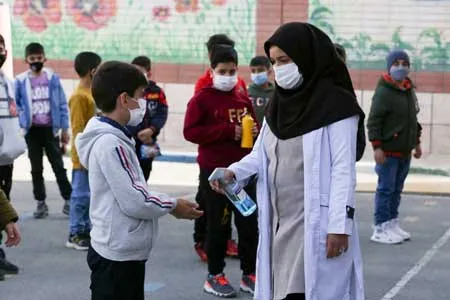 دانش‌ آموز دارای علائم کرونا می‌بایست تحویل خانواده شود