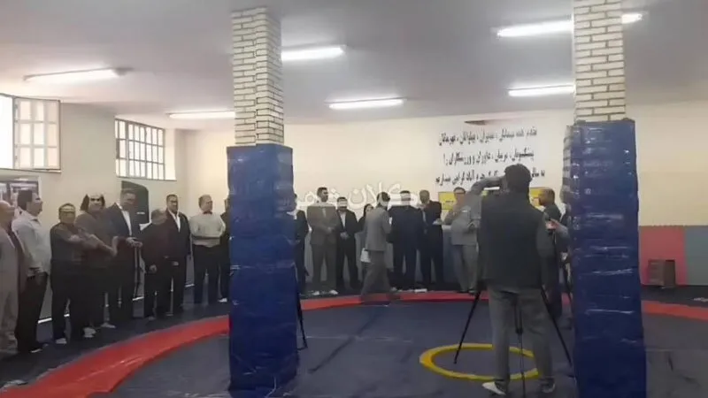 عکس | ماجرای افتتاح سالن کشتی با دو ستون در وسط تشک!