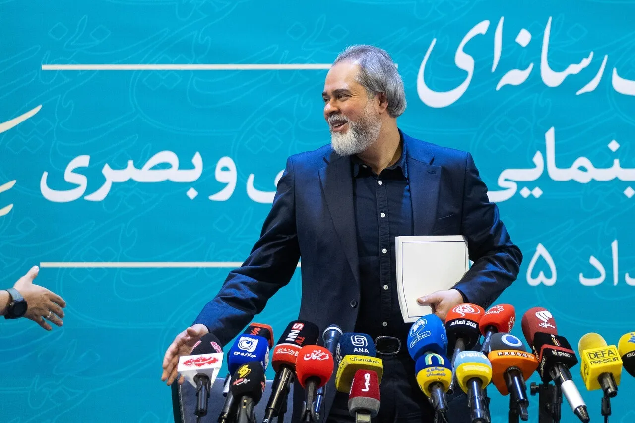 رائد فریدزاده، رئیس سازمان سینمایی، در نشست خبری روز خبرنگار از تأسیس صندوق توسعه سینمایی استان‌ها، شفافیت در تولیدات فارابی، و تمرکززدایی از سینمای ایران به عنوان راهبردهای جدید دولت چهاردهم سخن گفت.