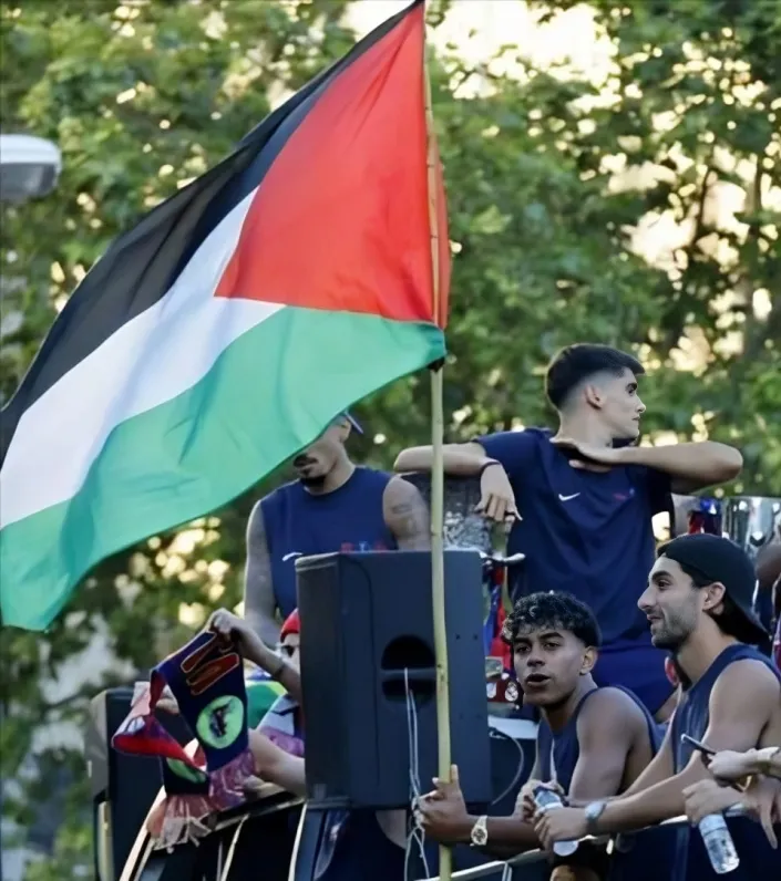 پرچم فلسطین در دستان لامینه یامال پرچم فلسطین در دستان لامینه یامال