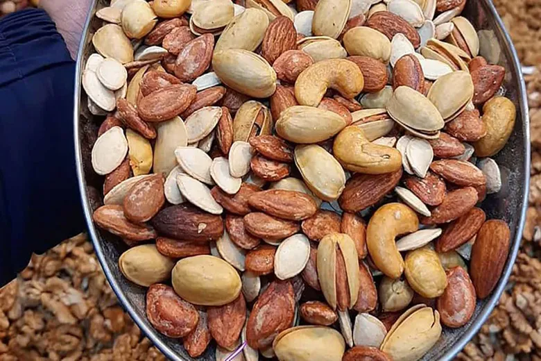 از آجیل فروشی‌های «خلق الساعه» خرید نکنید / رنگ نوشابه و پفک بر روی آجیل و خشکبار