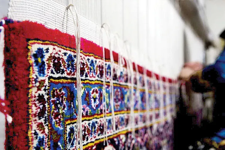 گره در تارو پود فرش کرمان
