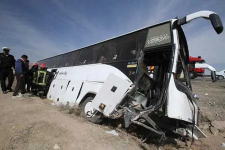 واژگونی اتوبوس در جاده سمنان به سرخه ۱۵ مصدوم برجا گذاشت