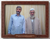 تصویری از شهید مصباح‌الهدی باقری در کنار رهبر شهید انقلاب اسلامی