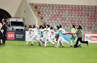 نبرد در سایه غول‌ها