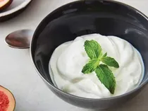 طرز تهیه ماست کشدار سفت خانگی با بافت خامه ای