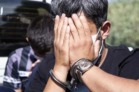 دستگیری دو شرور موادفروش در تهران / ۸ قبضه سلاح سرد کشف شد