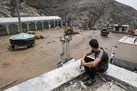 خارج کردن جسد یک زن از قسمت شمالی صحن امام زاده داوود