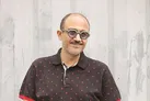 مردی که خنده را روی صورت مردم نقاشی می‌کند